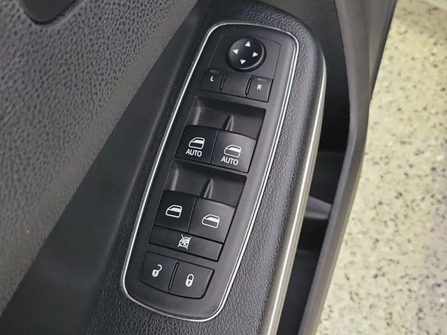 Used 2018 Chrysler 300 Limited RWD image 23
