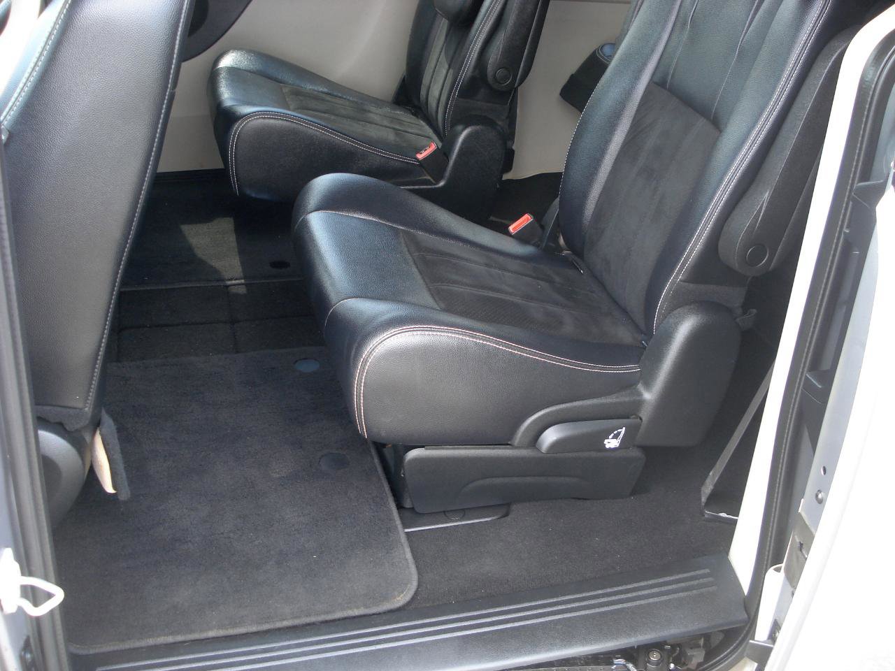 Used 2018 Dodge Grand Caravan SXT image 36