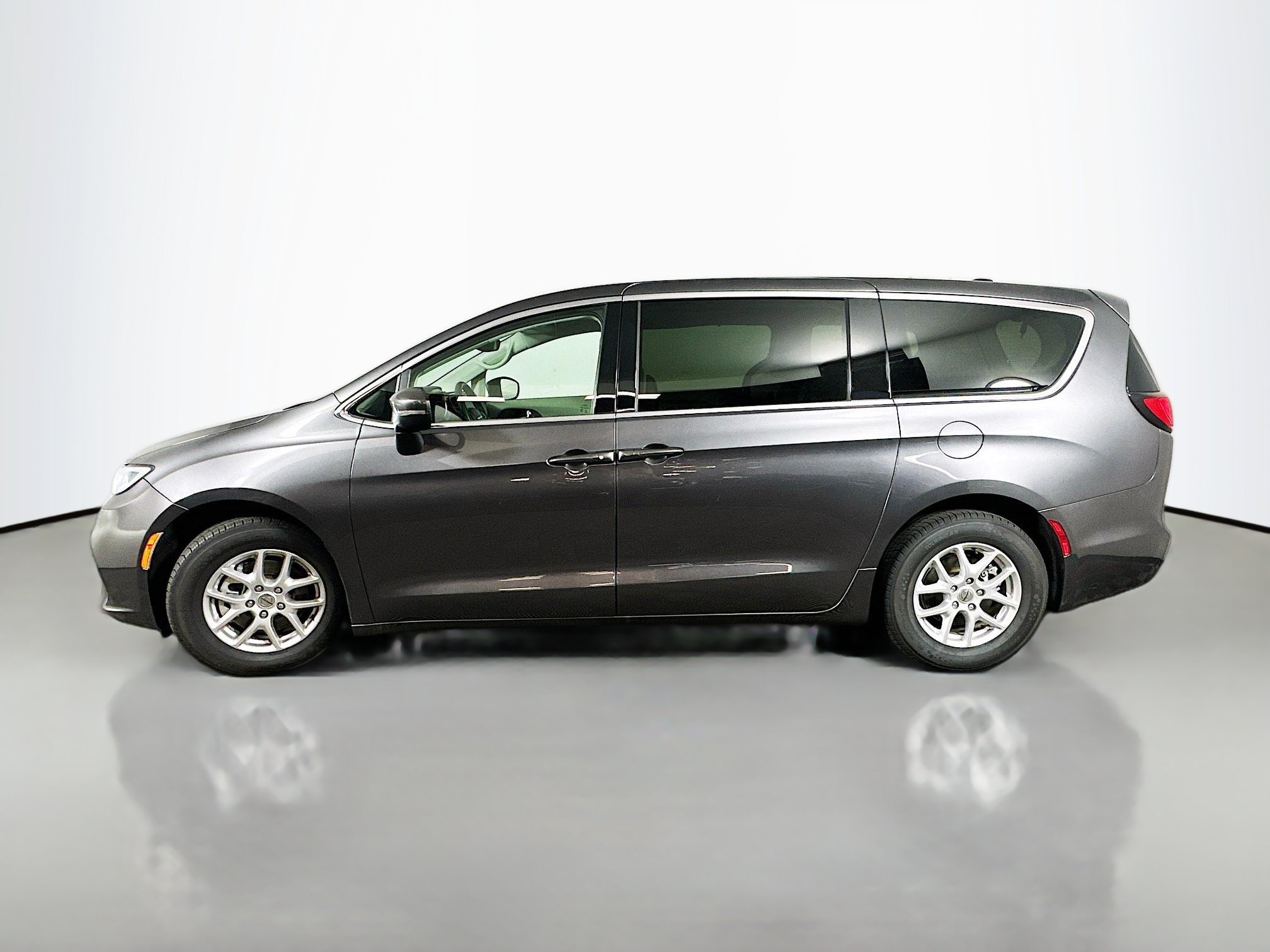 Used 2023 Chrysler Pacifica Touring-L FWD image 4