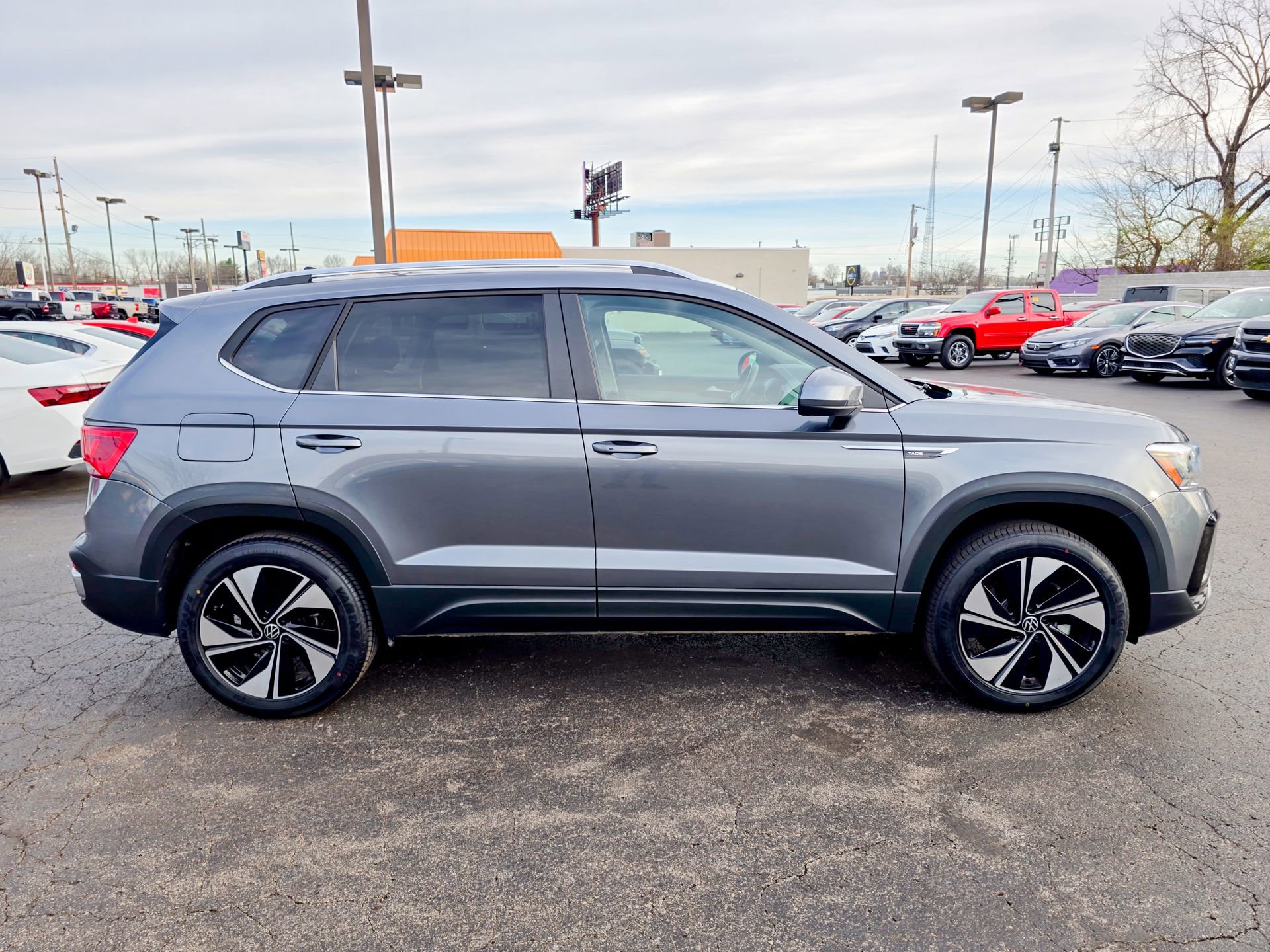 Used 2024 Volkswagen Taos SE w/ Panoramic Sunroof Package image 19
