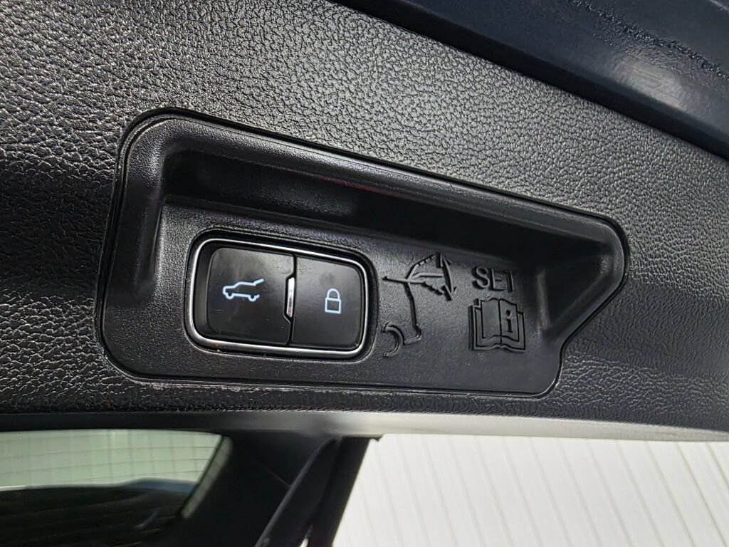 Used 2020 Ford Explorer XLT w/ Equipment Group 202A AWD/4WD image 18