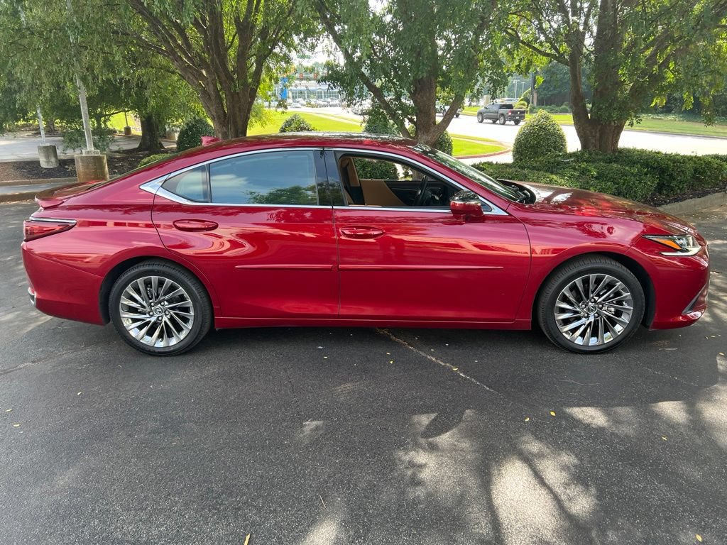 Used 2025 Lexus ES 300h Ultra Luxury FWD image 2