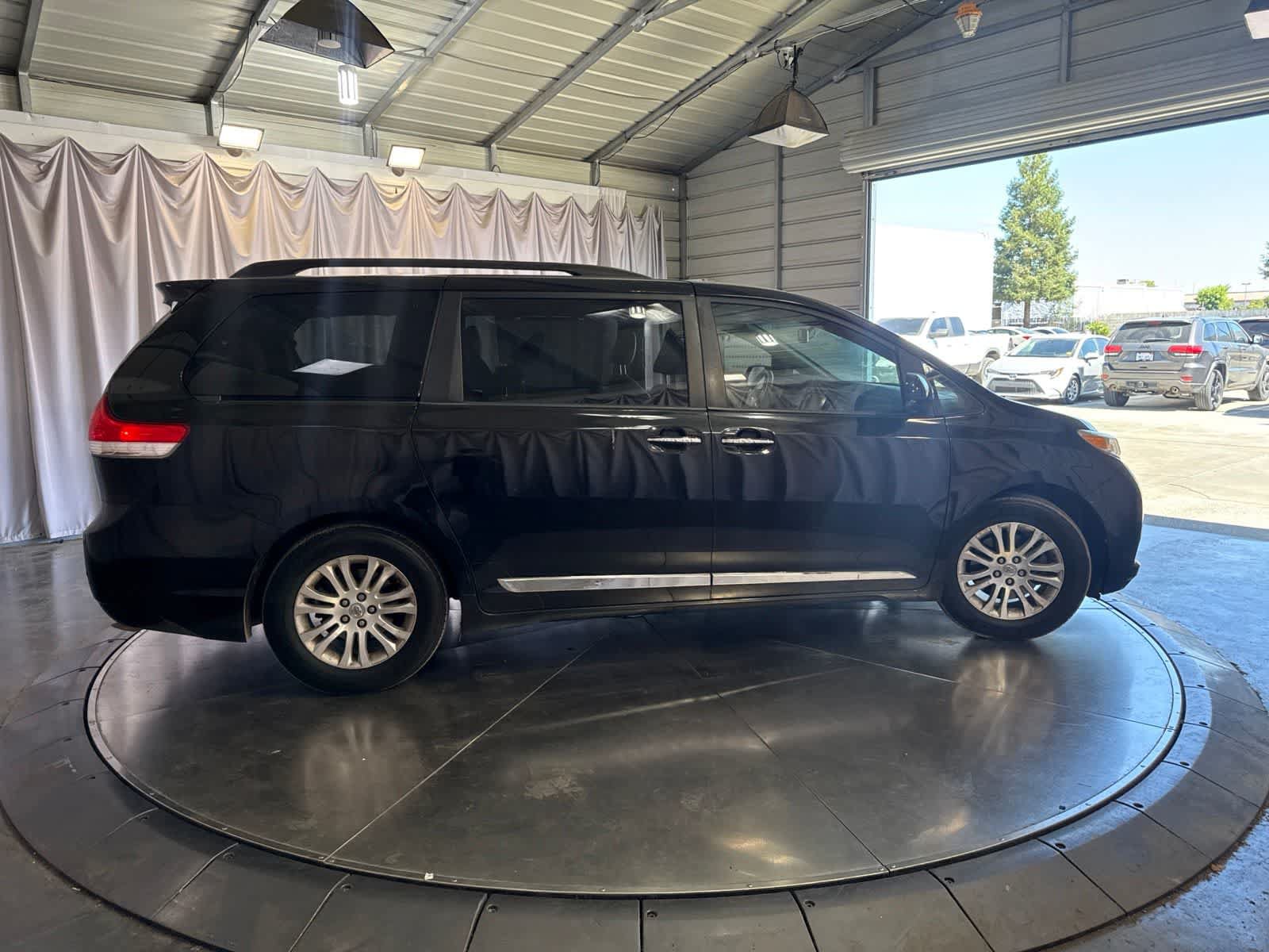 Used 2014 Toyota Sienna XLE w/ XLE Premium Package FWD image 4