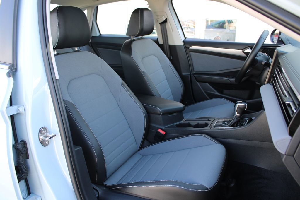 Used 2025 Volkswagen Jetta SE w/ Sunroof Package image 26