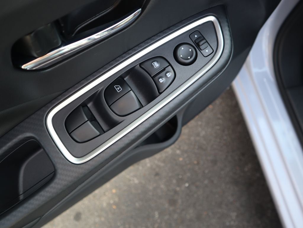 New 2025 Nissan Versa SR w/ Trunk Package image 18