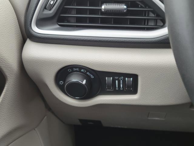 Used 2023 Chrysler Voyager LX image 12