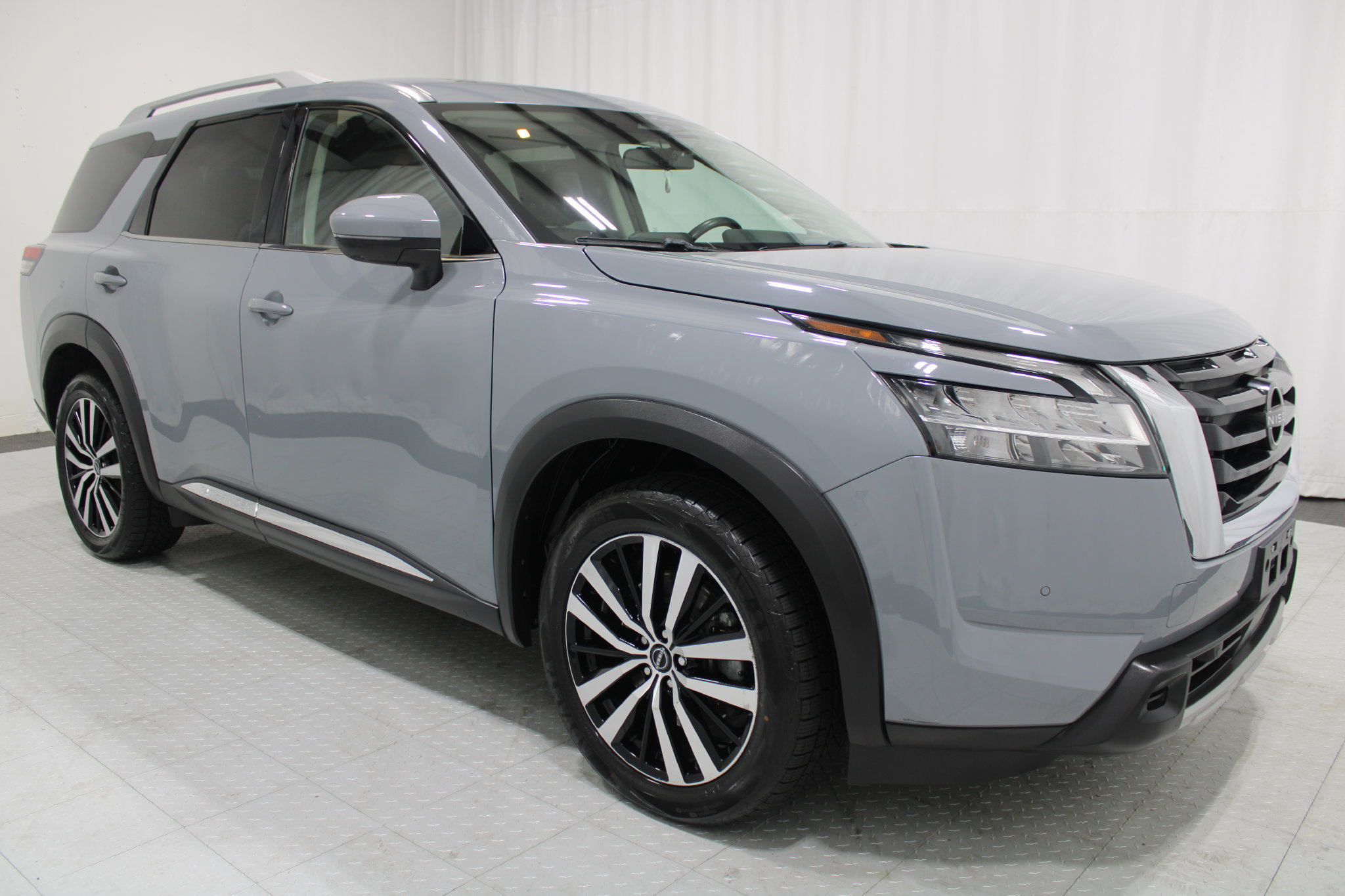 Used 2023 Nissan Pathfinder Platinum w/ Cargo Package AWD/4WD image 4