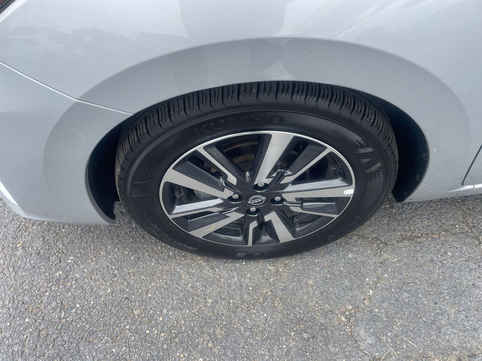 Used 2025 Nissan Versa SV FWD image 30