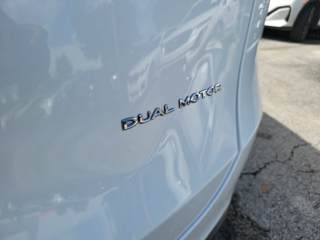 Used 2024 Tesla Model Y Long Range AWD/4WD image 9
