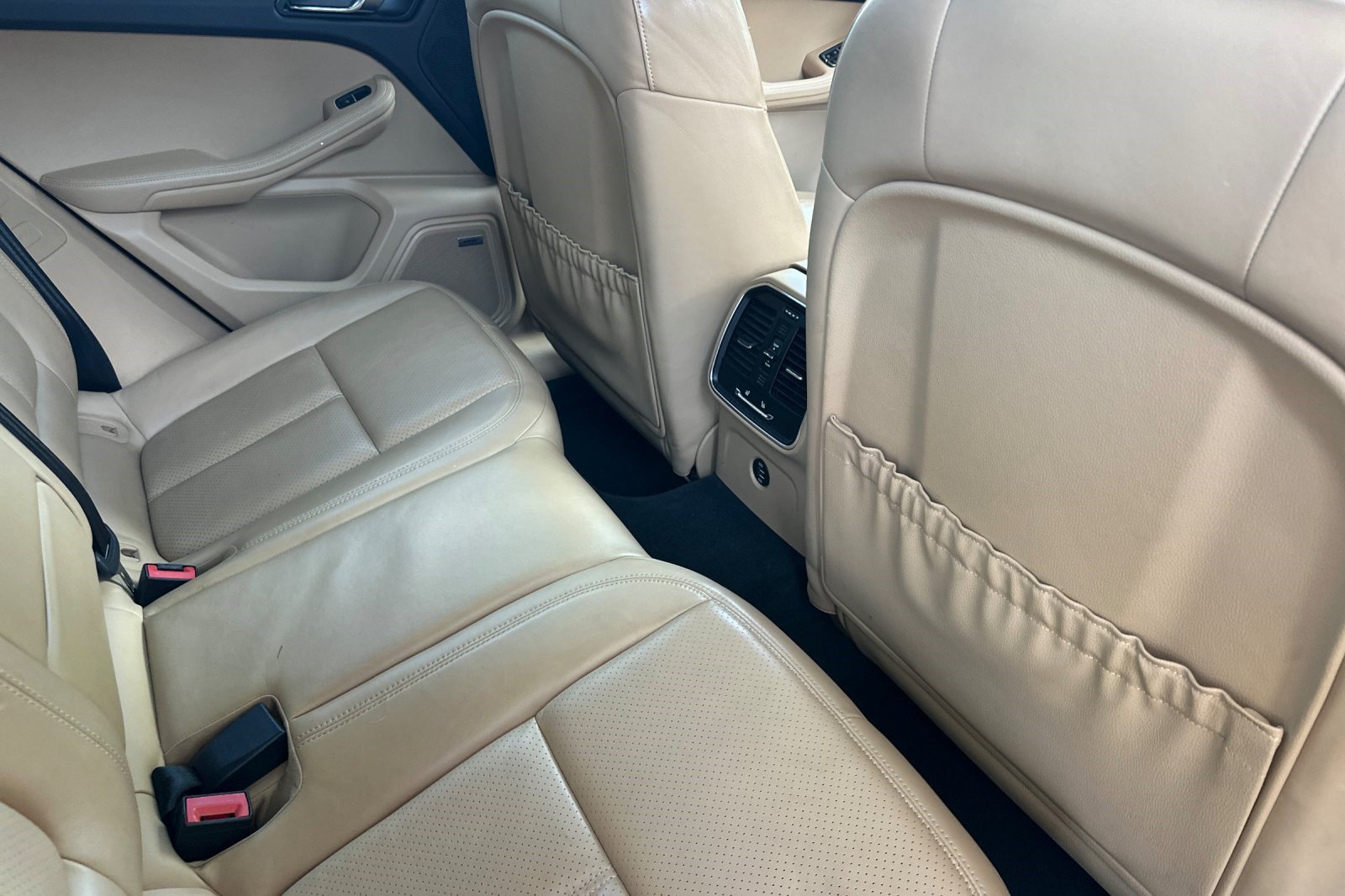 Used 2018 Porsche Macan AWD/4WD image 32