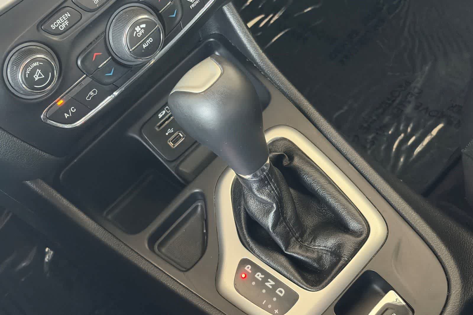Used 2017 Jeep Cherokee Overland w/ Technology Group FWD image 23
