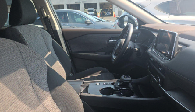 Used 2023 Nissan Rogue SV FWD image 8