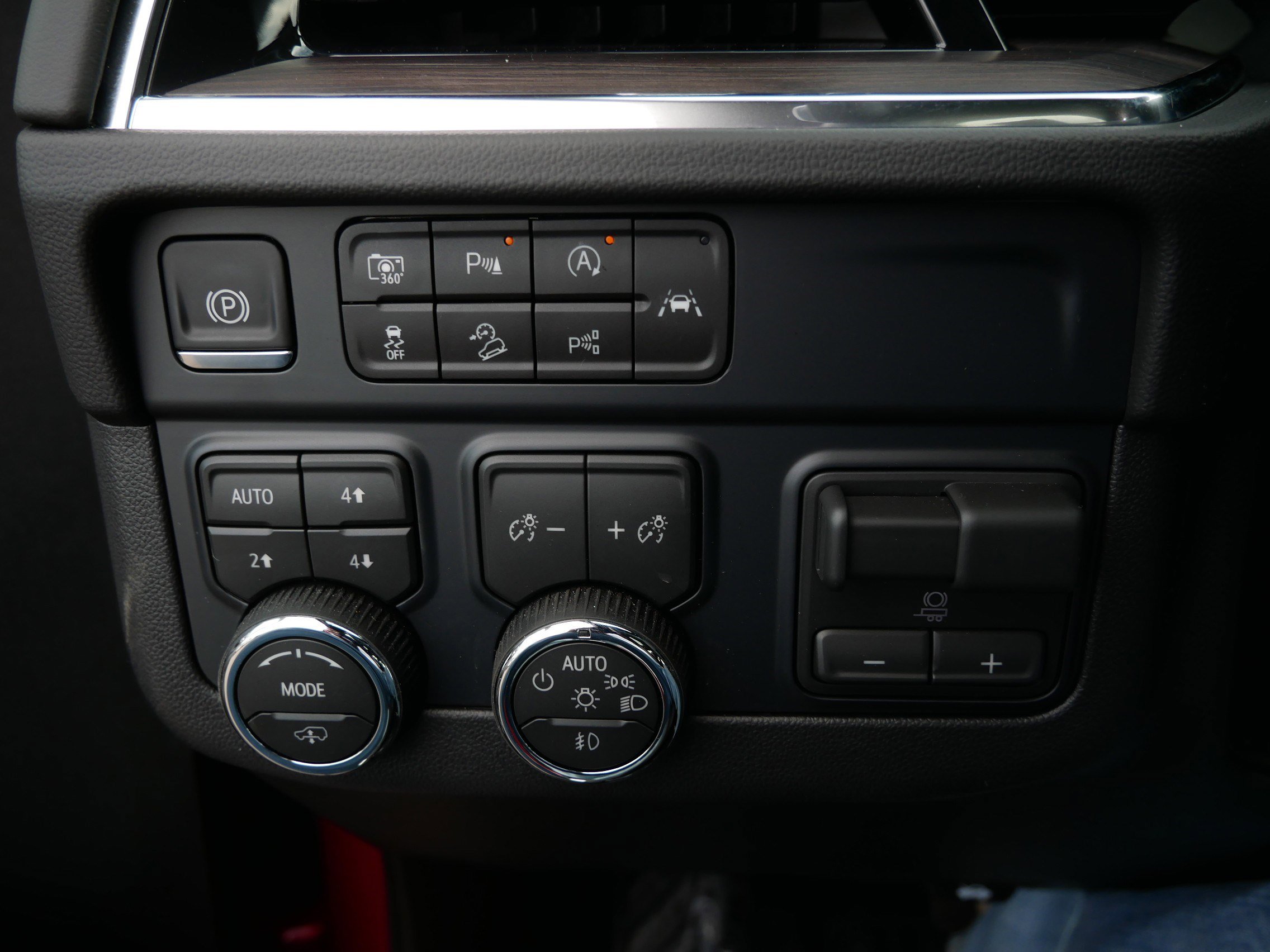 Used 2026 Chevrolet Suburban Z71 w/ Z71 Off-Road Package AWD/4WD image 26