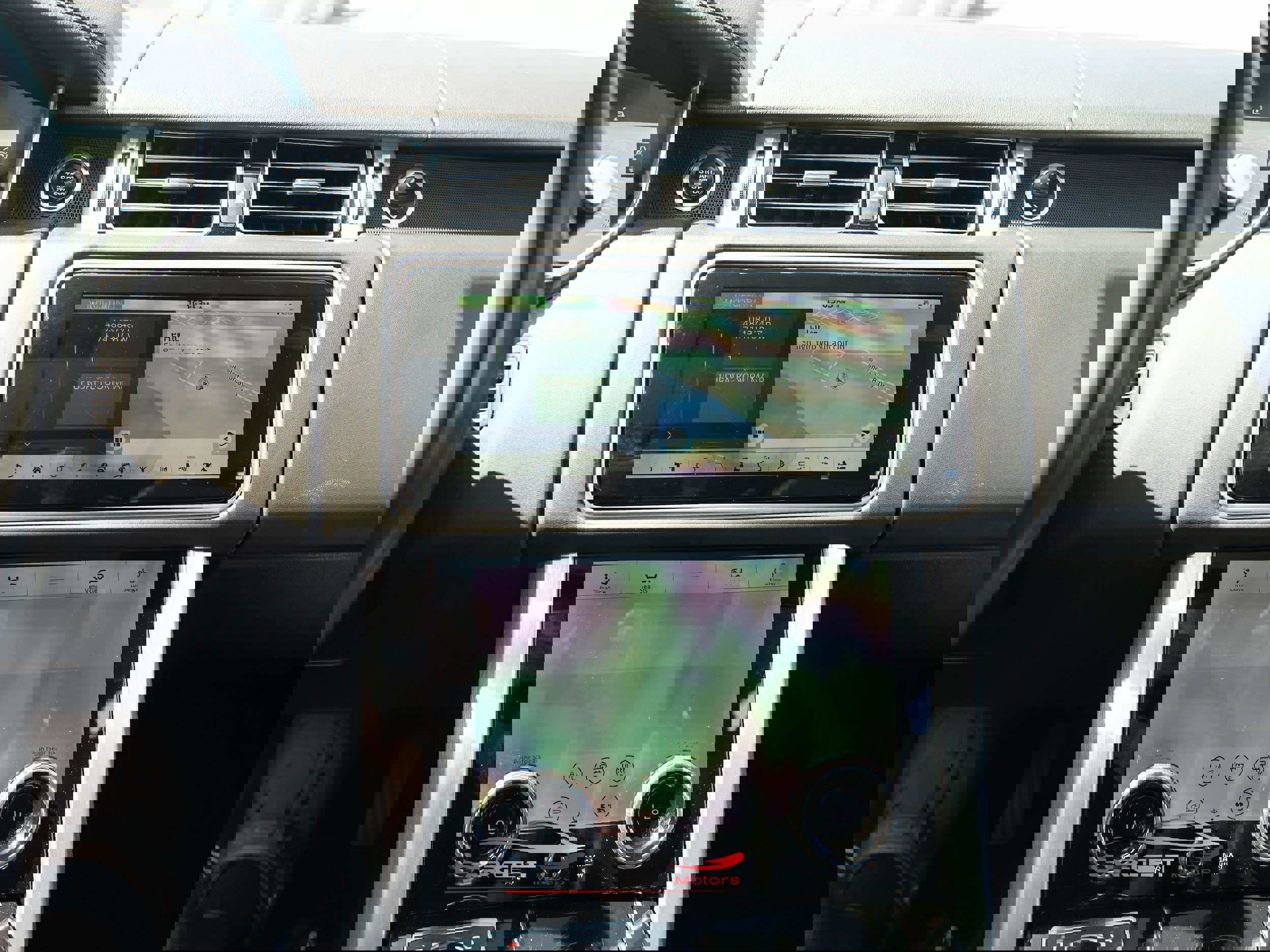 Used 2020 Land Rover Range Rover HSE image 32