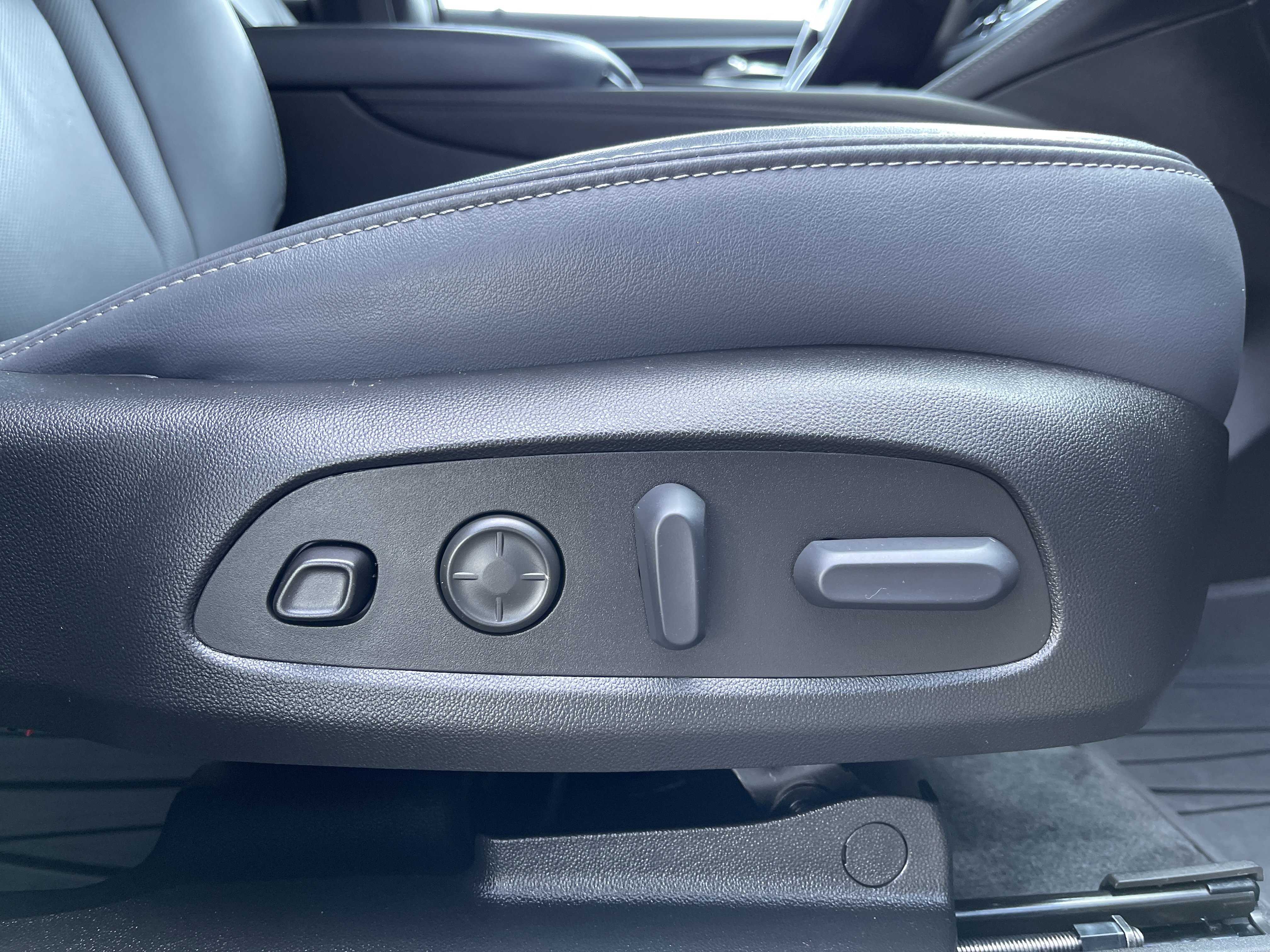 Used 2023 Buick Enclave Premium w/ LPO, Floor Liner Package image 38