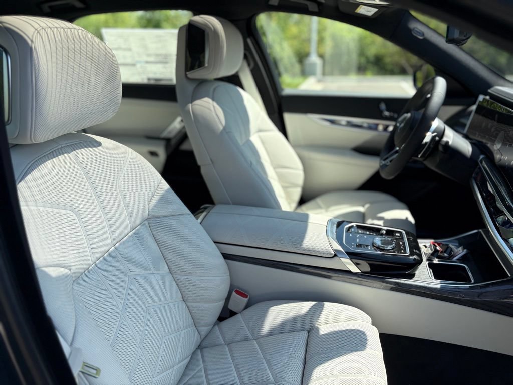 Used 2025 BMW 760i xDrive w/ Luxury Rear Seating Package image 24
