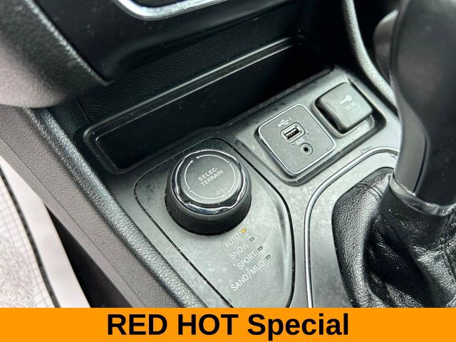 Used 2019 Jeep Cherokee Latitude Plus AWD/4WD image 31