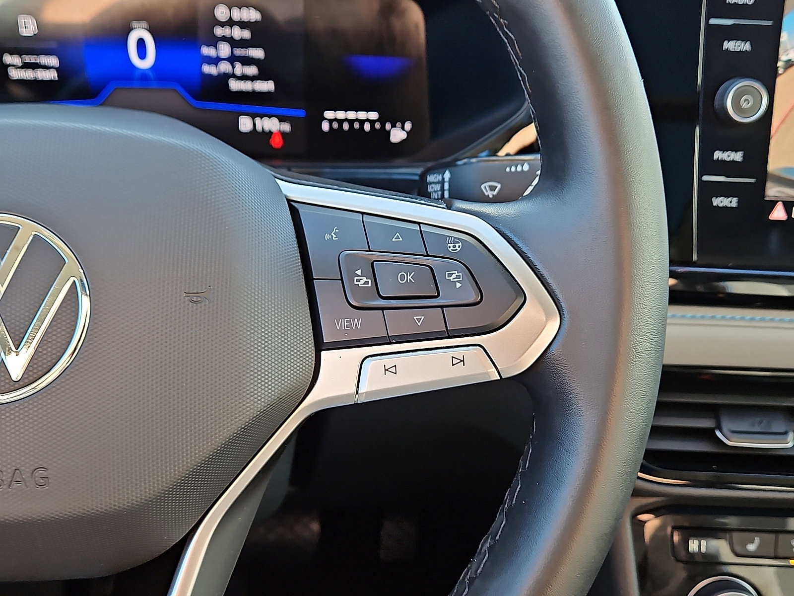 Certified 2024 Volkswagen Taos SE image 17