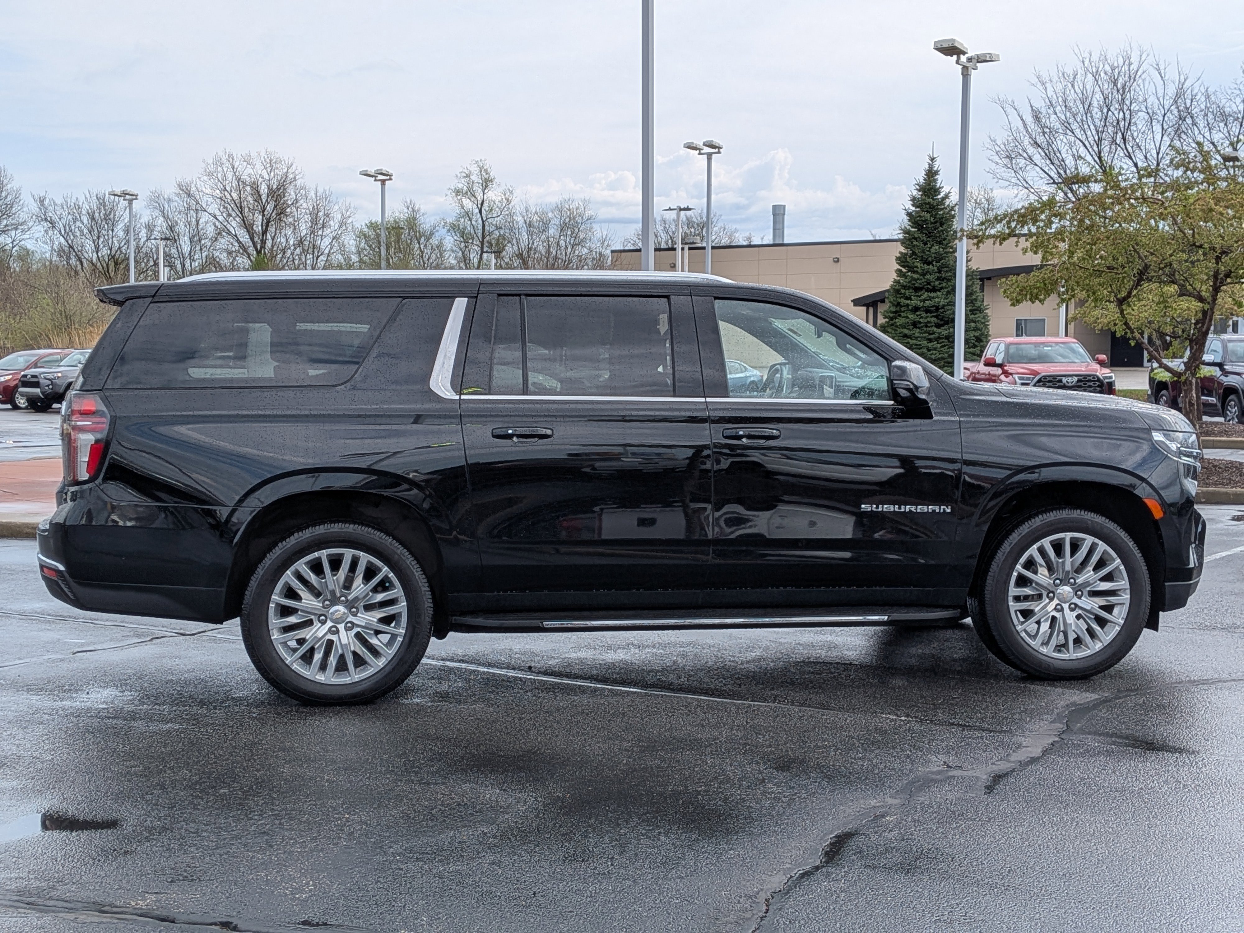 Used 2024 Chevrolet Suburban LT w/ Luxury Package image 8