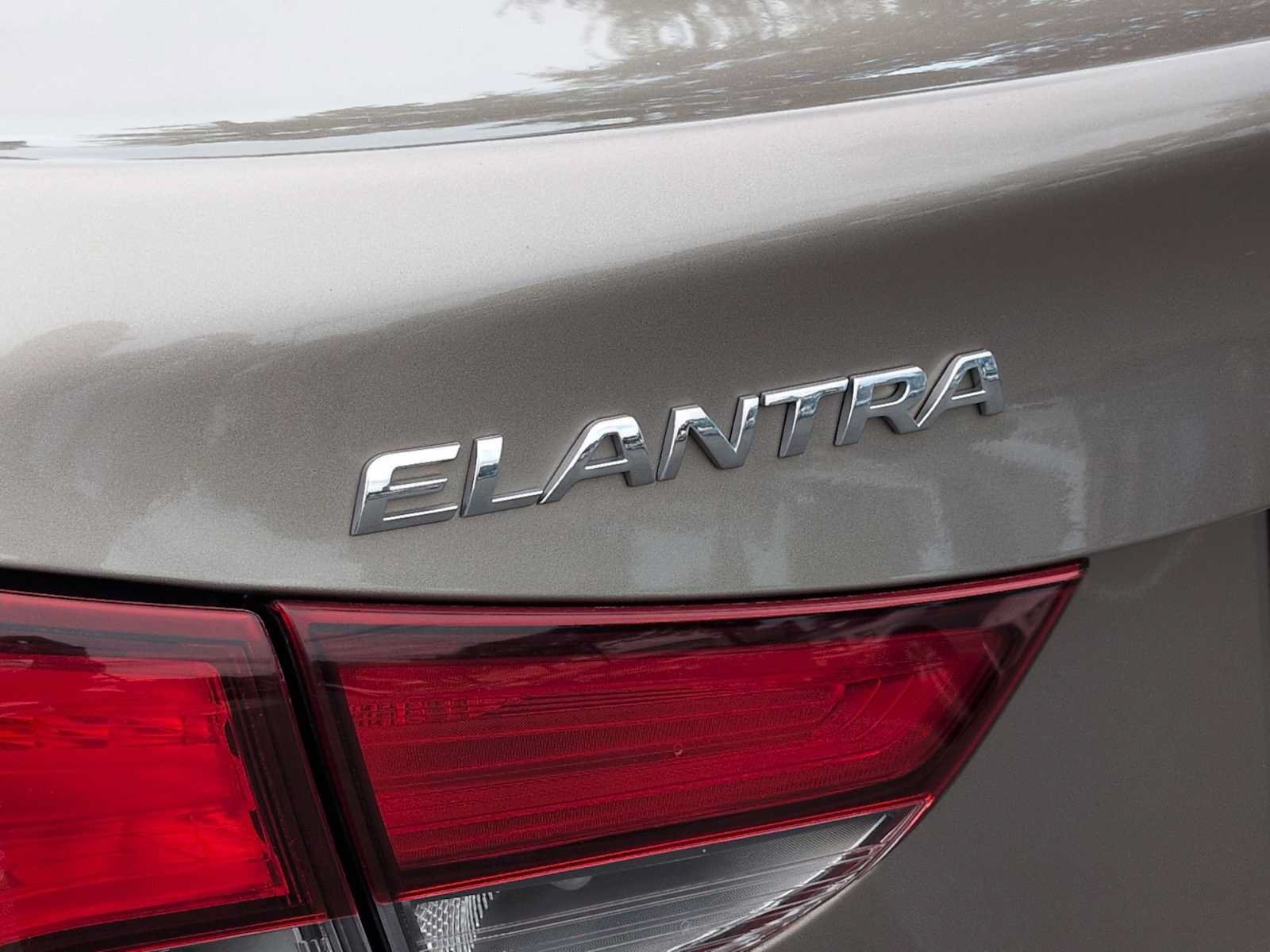 Used 2015 Hyundai Elantra SE FWD image 13
