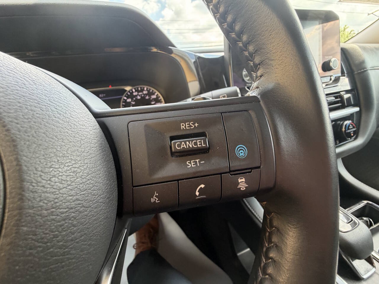 Used 2025 Nissan Pathfinder SV FWD image 17