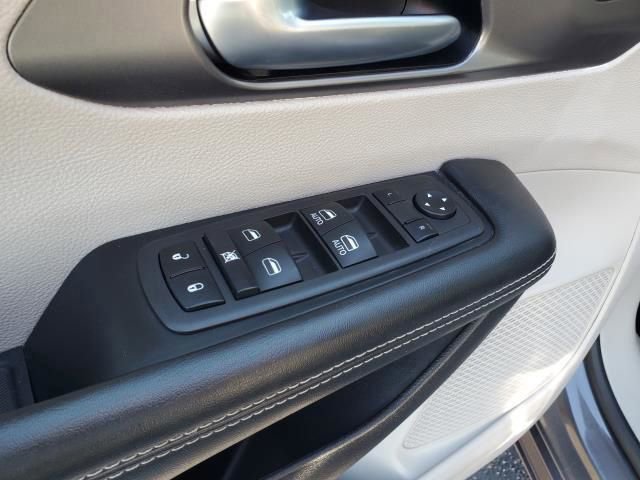 Used 2022 Chrysler Pacifica Touring-L image 17