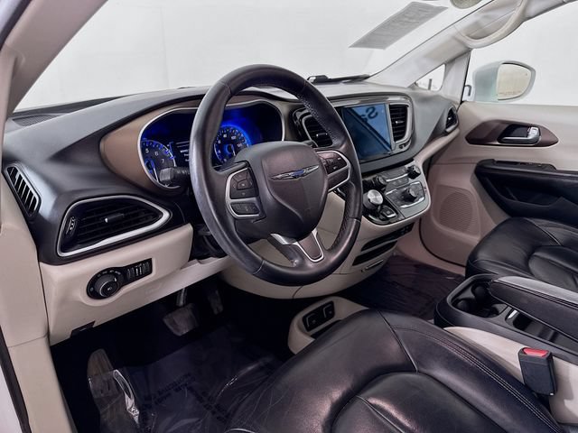 Used 2017 Chrysler Pacifica Touring-L FWD image 9