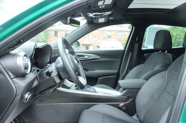 Used 2025 Alfa Romeo Tonale AWD/4WD image 12
