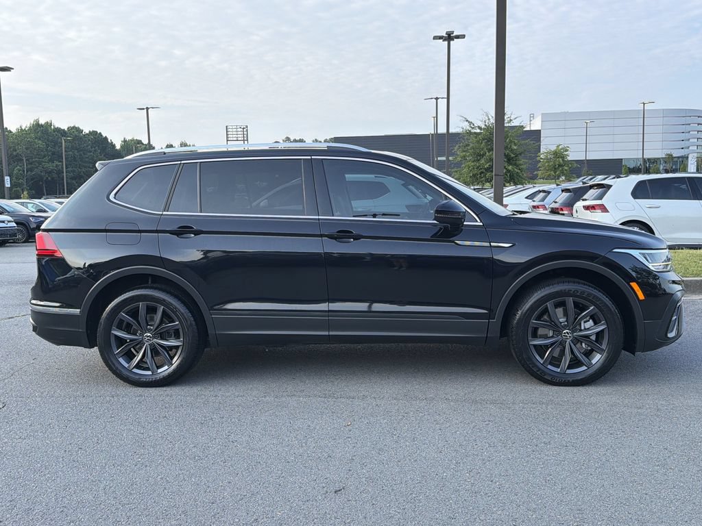 Used 2023 Volkswagen Tiguan SE w/ Panoramic Sunroof Package FWD image 6