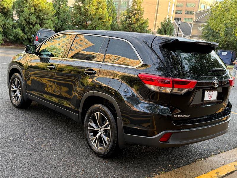 Used 2019 Toyota Highlander LE AWD/4WD image 8