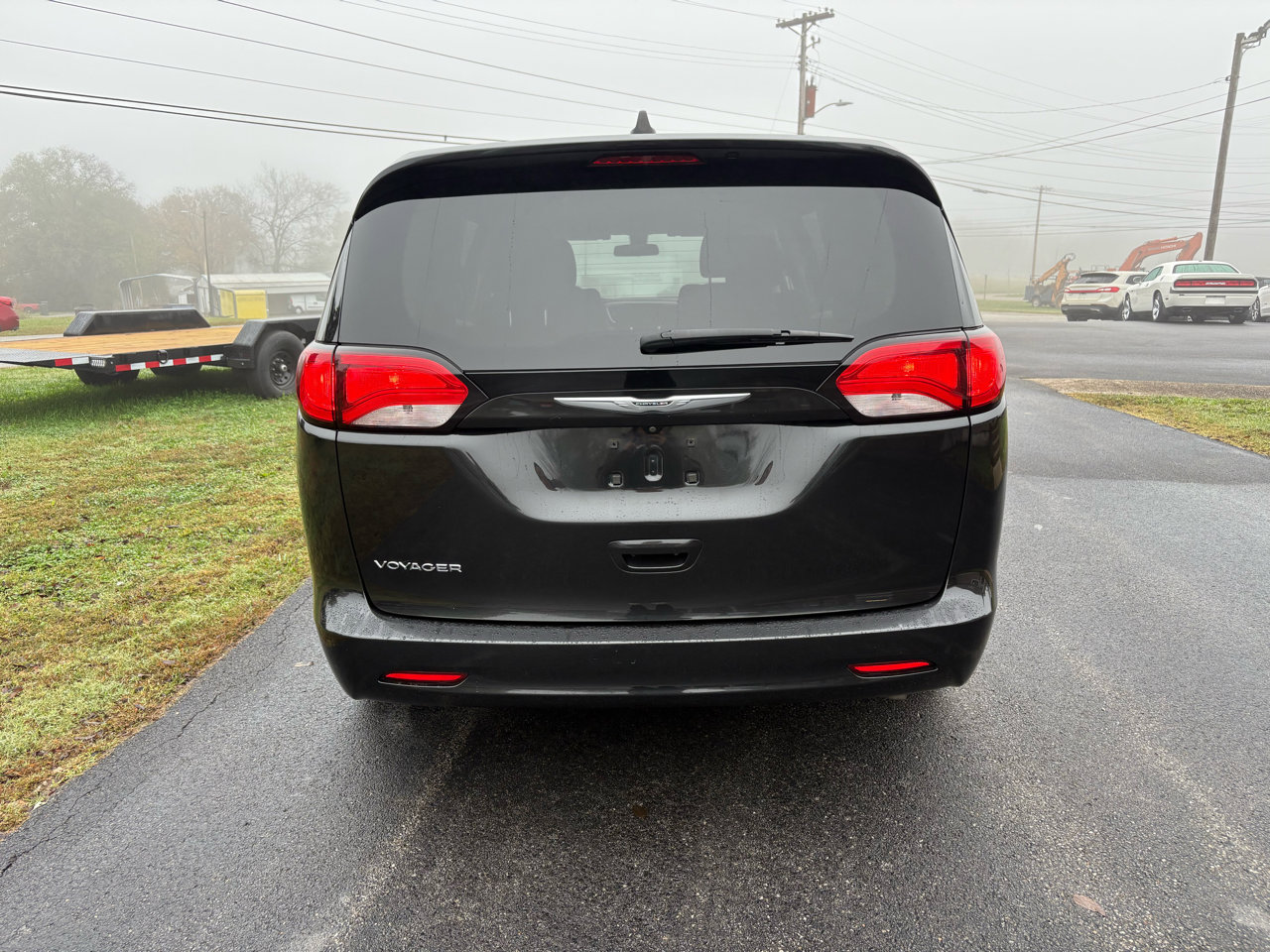 Used 2022 Chrysler Voyager LX image 3