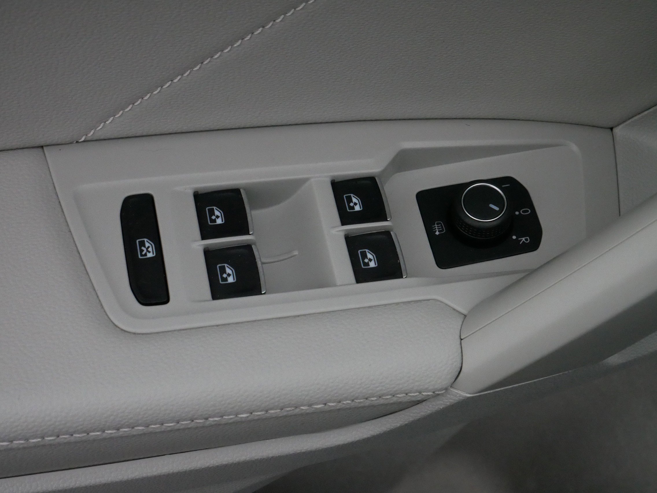 Certified 2022 Volkswagen Tiguan SE image 19