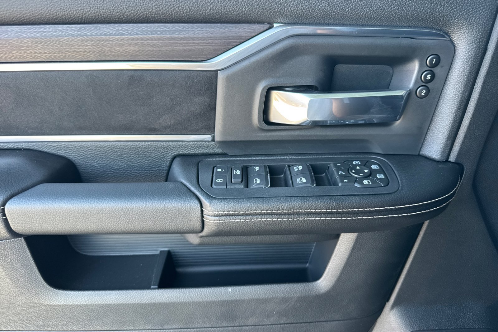 New 2026 RAM 3500 Laramie AWD/4WD image 10