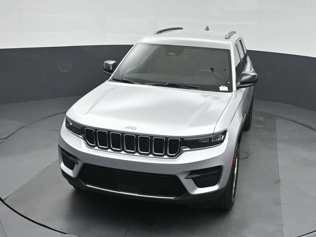 New 2026 Jeep Grand Cherokee Laredo w/ Trailer Tow Package AWD/4WD image 36