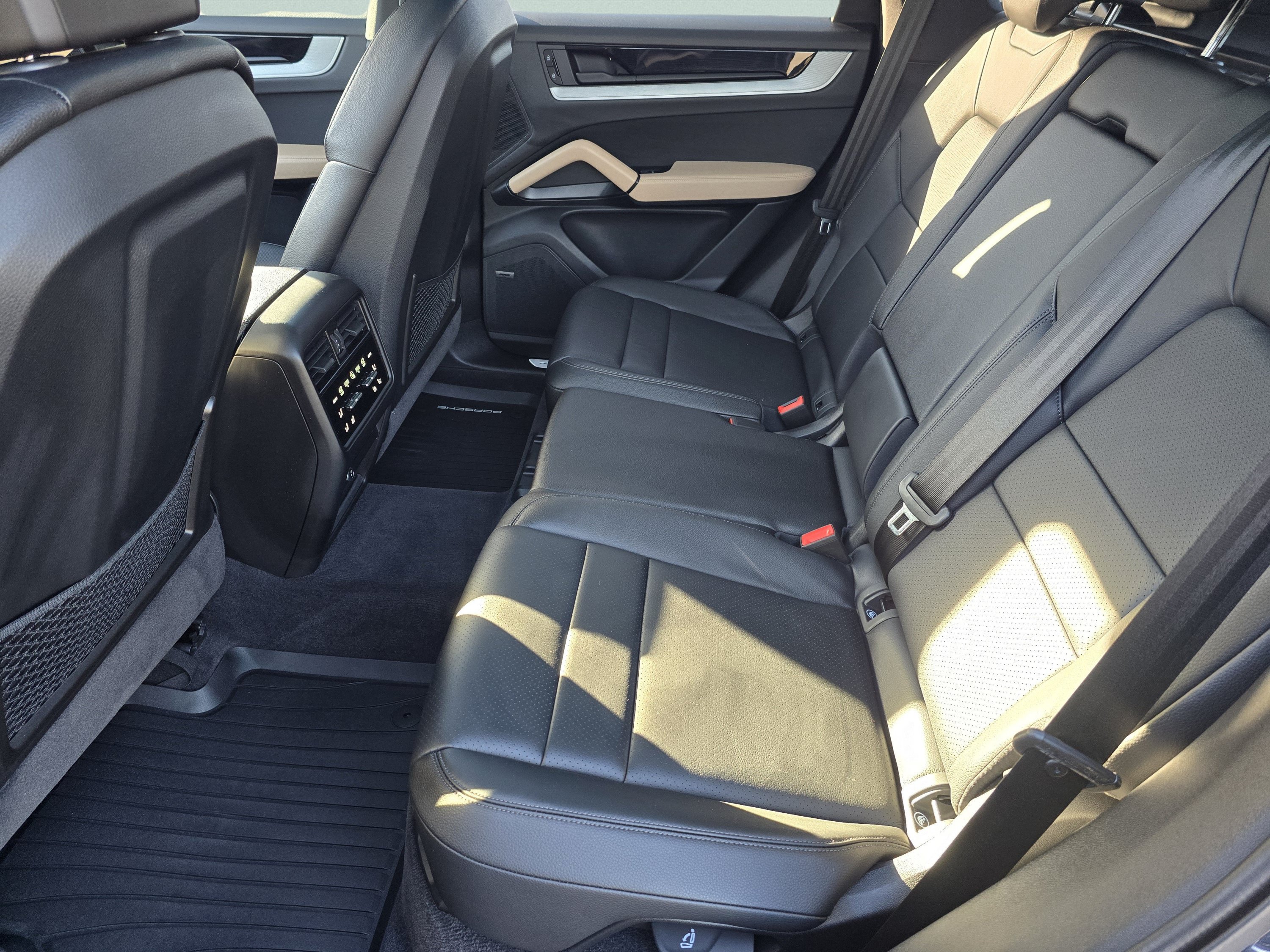 Used 2024 Porsche Cayenne AWD/4WD image 27