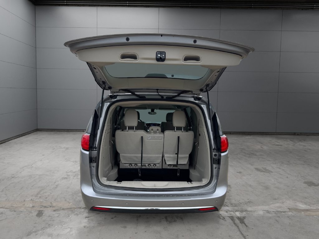 Used 2019 Chrysler Pacifica Touring Plus FWD image 19