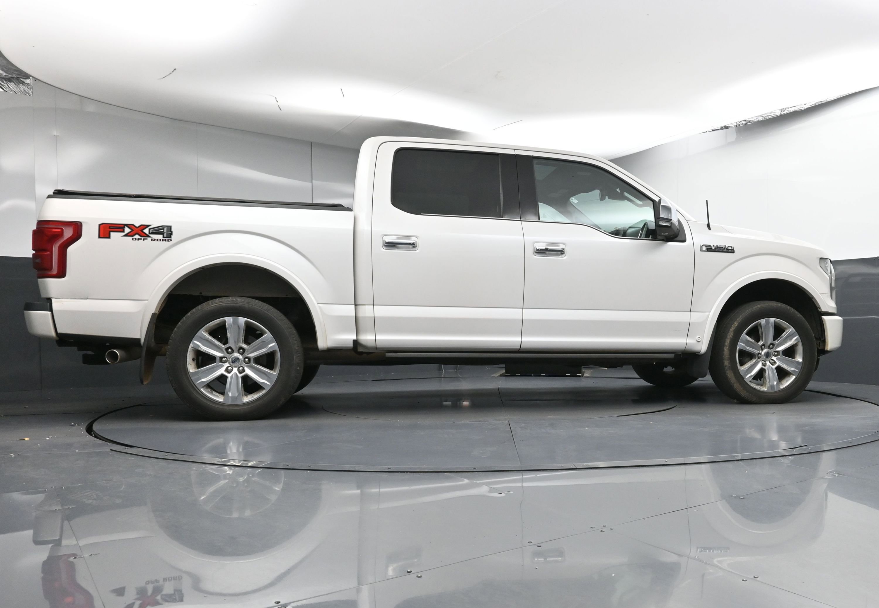 Used 2015 Ford F150 Platinum w/ Equipment Group 701A Luxury image 36
