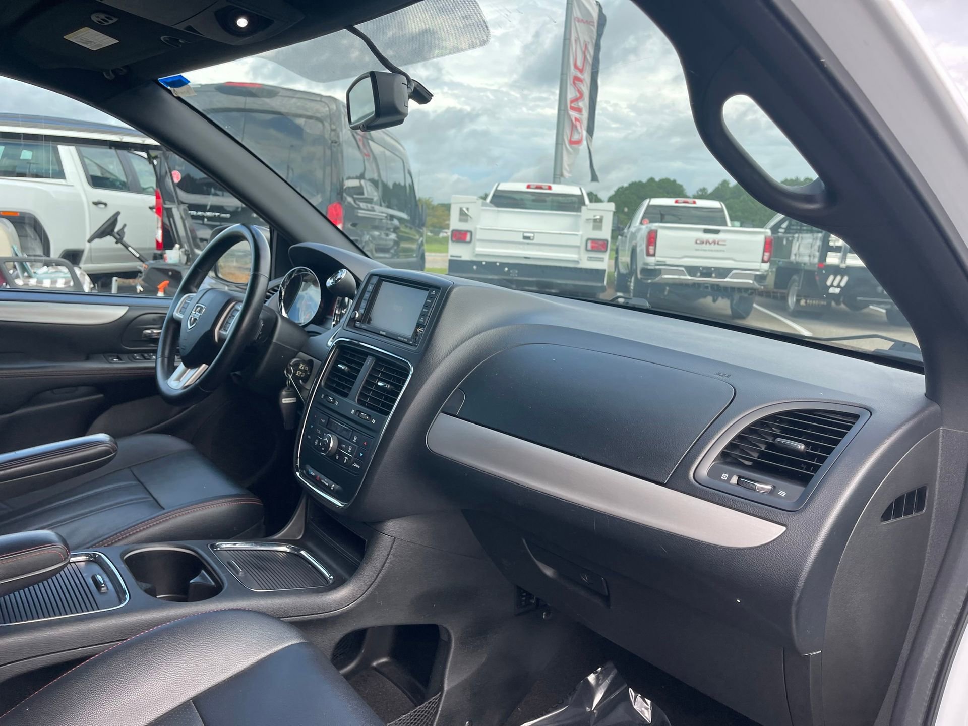 Used 2017 Dodge Grand Caravan GT image 28