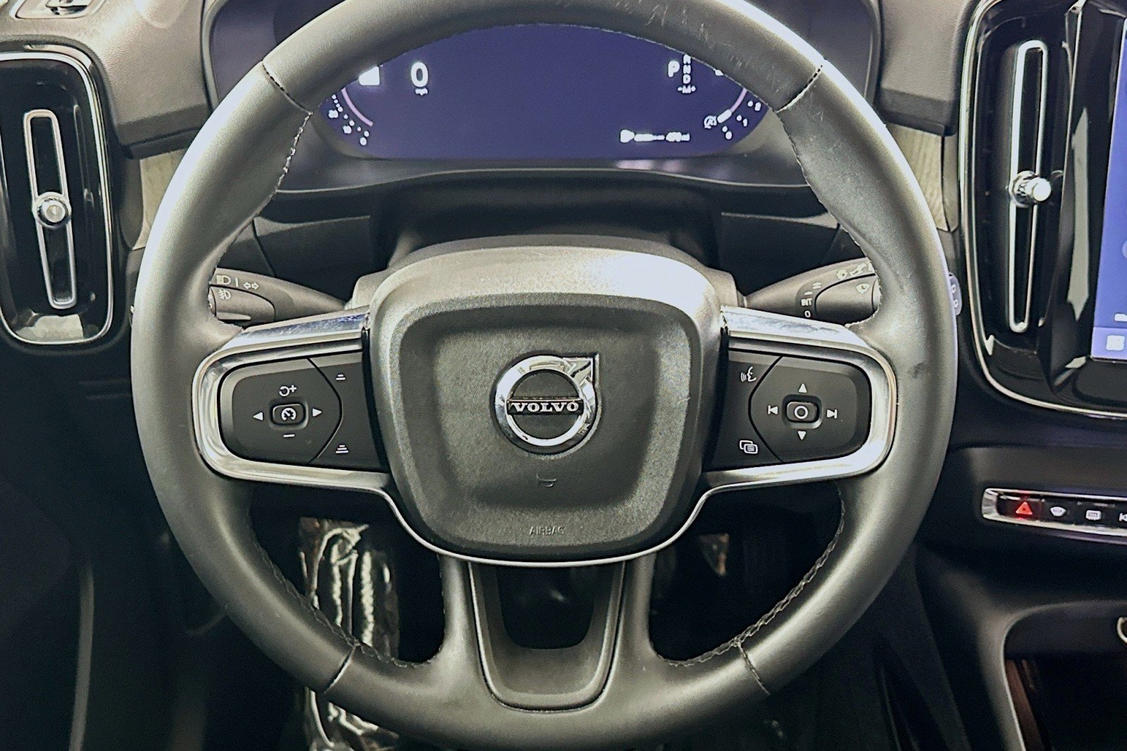 Used 2023 Volvo XC40 B5 Plus AWD/4WD image 18