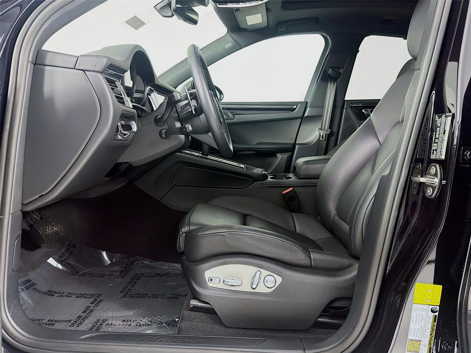 Certified 2025 Porsche Macan AWD/4WD image 11