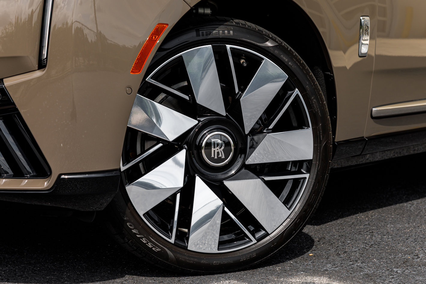 Certified 2025 Rolls-Royce Cullinan AWD/4WD image 2