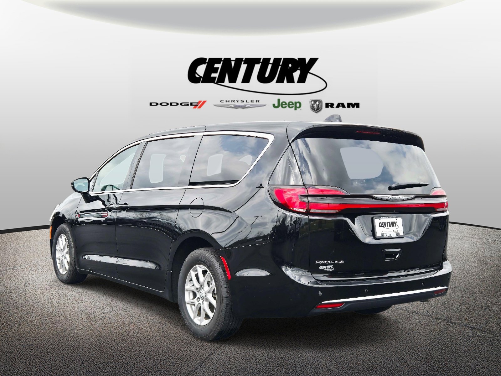 Used 2025 Chrysler Pacifica Select image 6