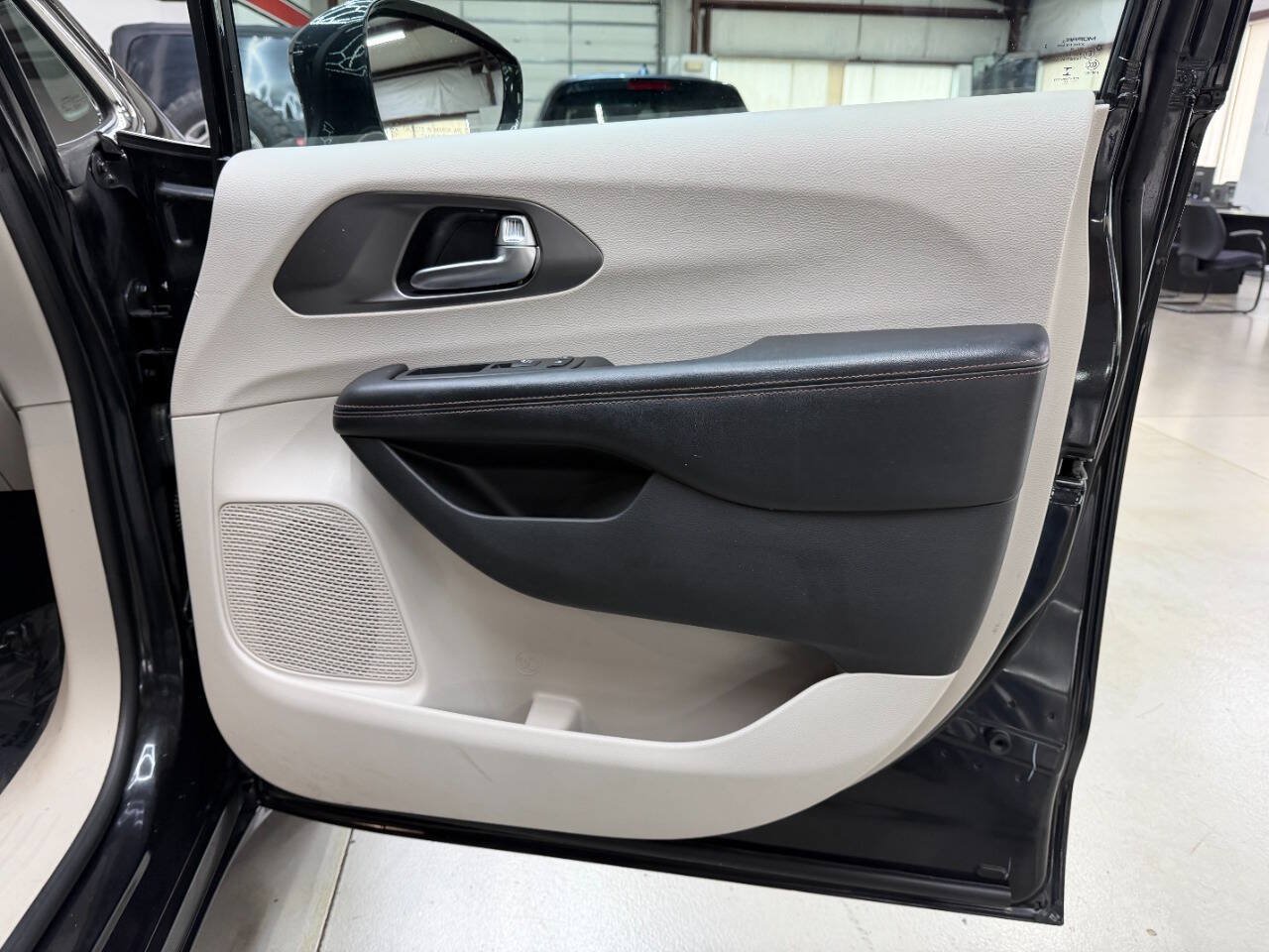 Used 2020 Chrysler Pacifica Touring w/ Advanced Safetytec Group FWD image 15