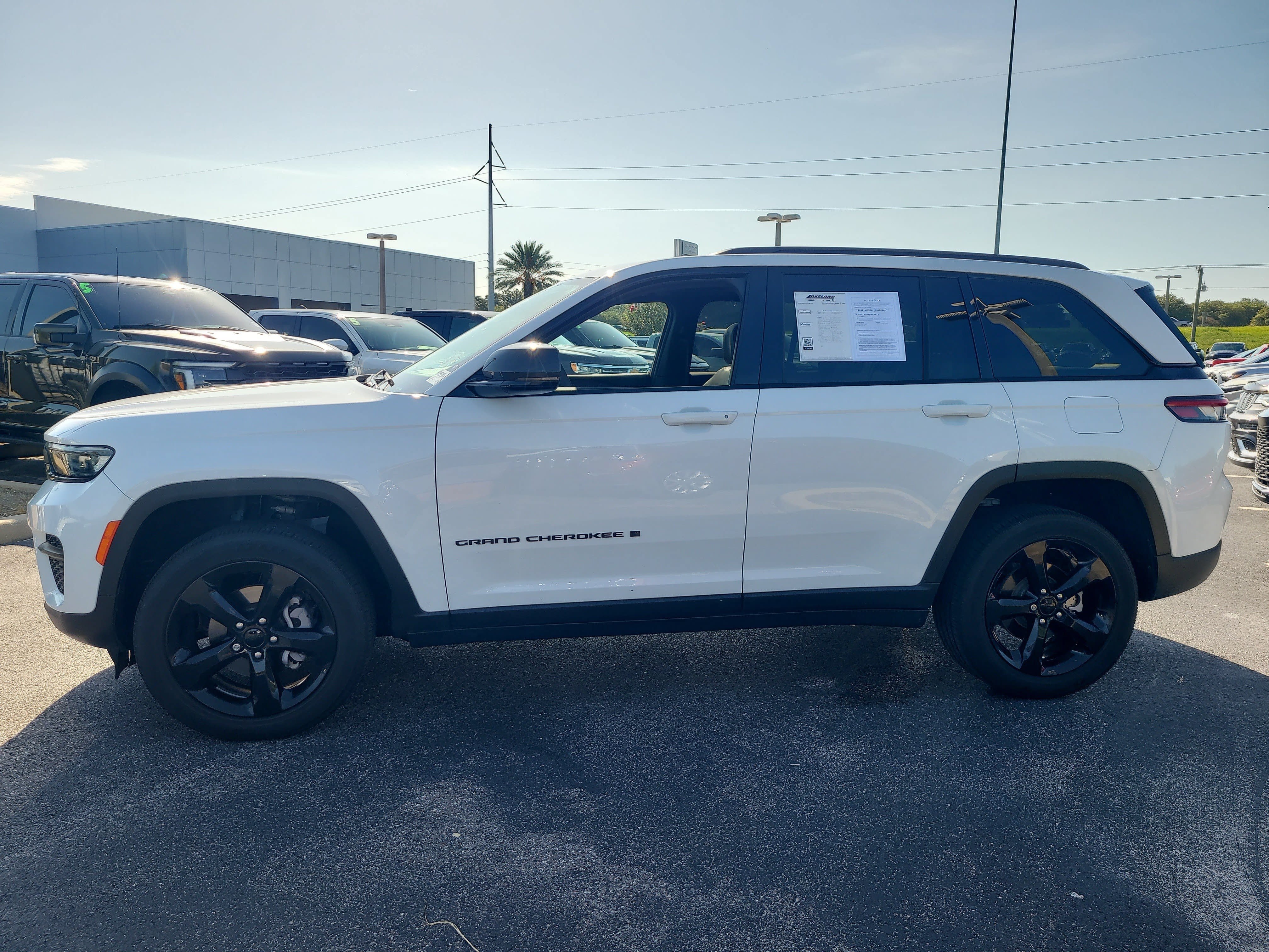 Used 2024 Jeep Grand Cherokee Altitude RWD image 7