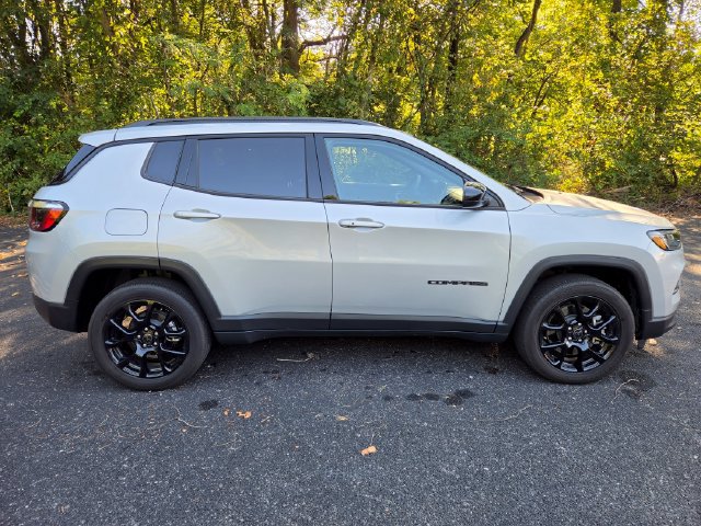 Used 2025 Jeep Compass Latitude w/ Altitude Special Edition AWD/4WD image 5