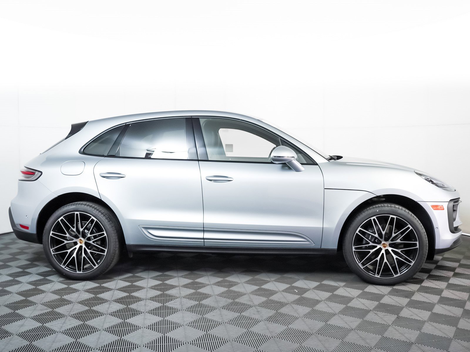 Certified 2025 Porsche Macan image 9