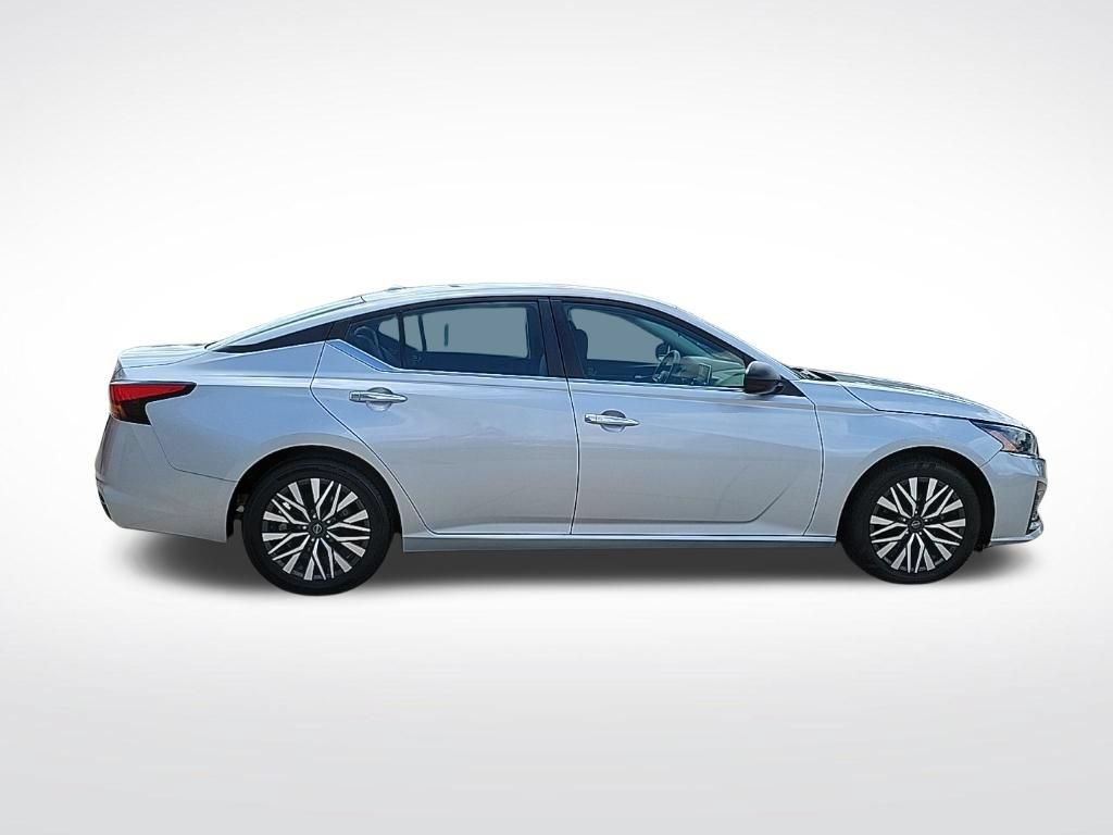 Used 2024 Nissan Altima 2.5 SV FWD image 5