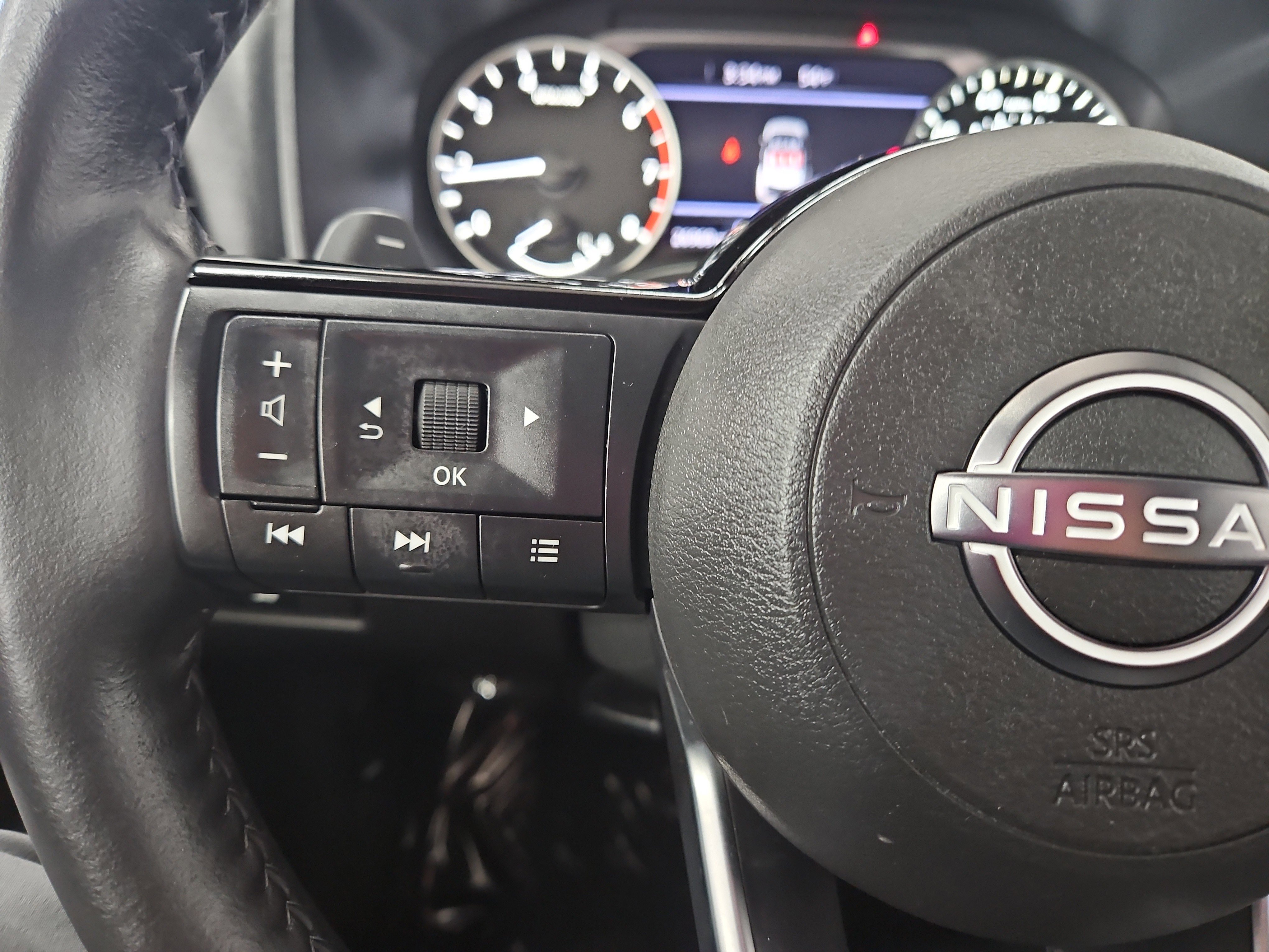 Used 2023 Nissan Rogue SV w/ SV Premium B Package image 17