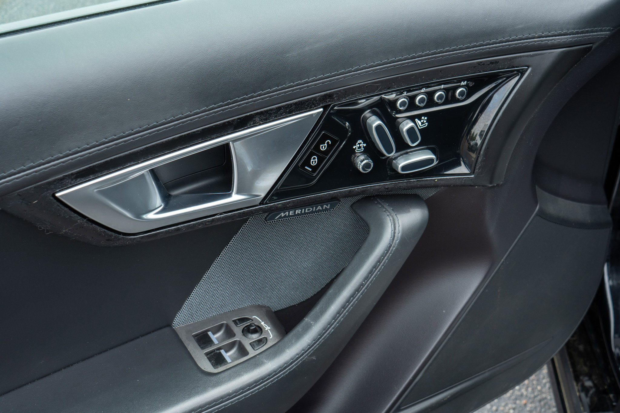 Used 2014 Jaguar F-TYPE S image 18