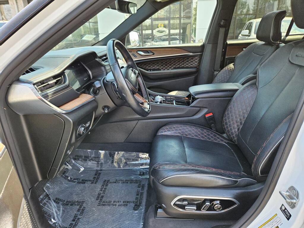 Used 2023 Jeep Grand Cherokee Summit w/ Luxury Tech Group V AWD/4WD image 15